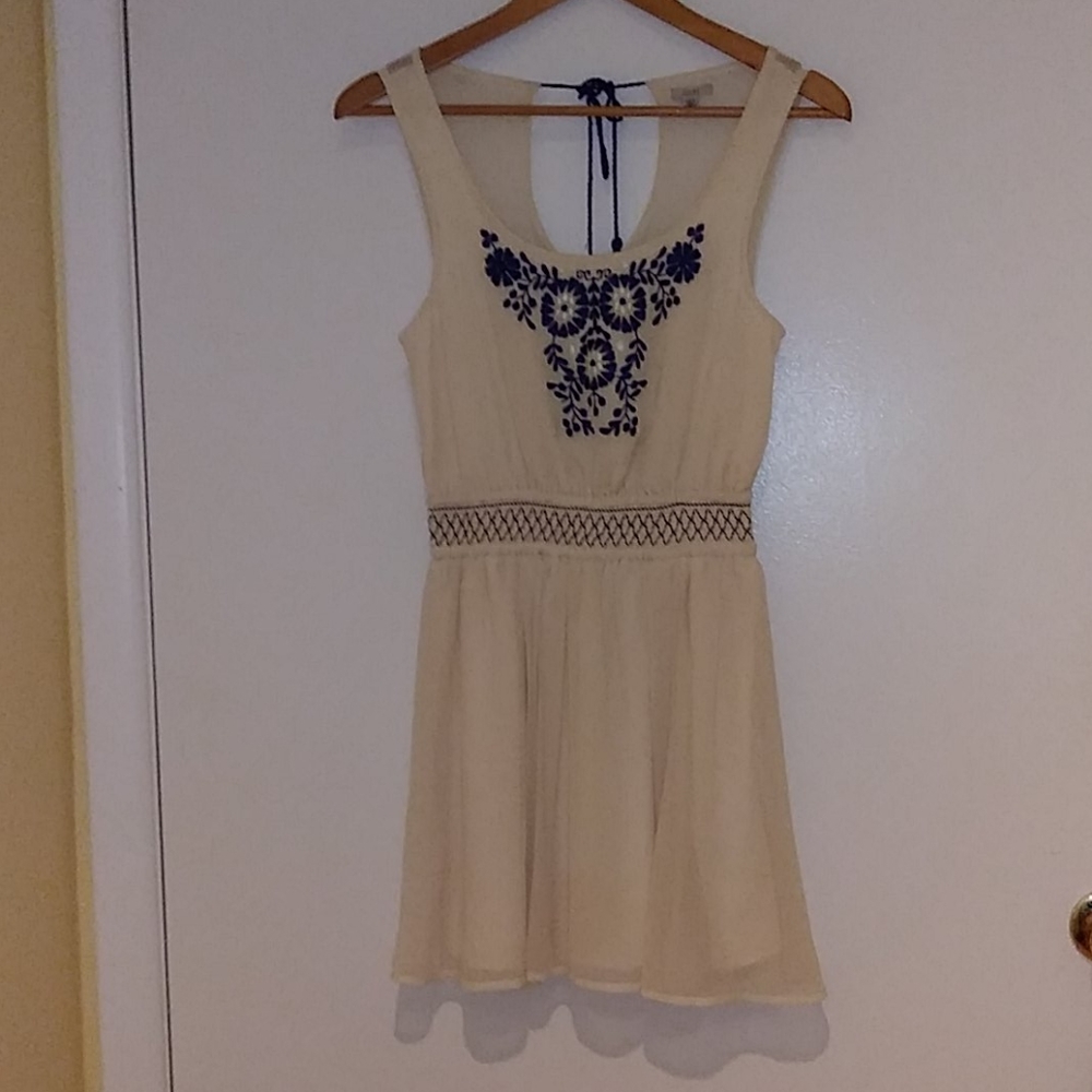 Urban Outfitter-Ivory dress w/ floral embr…